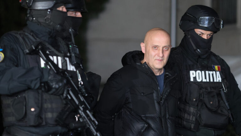 Horațiu Potra și fiul său, reținuți în Dubai în dosarul tentativelor de destabilizare Horațiu Potra — cunoscut în spațiul public drept lider mercenar și apropiat al lui Călin Georgescu — și fiul său, Dorian Potra, au fost reținuți în Dubai, conform informațiilor transmise de autoritățile române și relatate de presa locală. Cei doi erau dați în urmărire internațională după emiterea unor mandate de arestare în lipsă. Potrivit anchetatorilor, Potra este acuzat, alături de alți apropiați, de tentativă la comiterea unor acțiuni împotriva ordinii constituționale, nerespectarea regimului armelor și munițiilor, operare cu materiale pirotehnice fără drept și instigare publică. Mandatele de arestare în lipsă au fost emise pe 28 februarie 2025, iar în 16 septembrie s-a depus rechizitoriul în instanță. România nu are un tratat formal de extrădare cu Emiratele Arabe Unite, ceea ce complică procedura de aducere a celor două persoane în țară. Totuși, autoritățile române încearcă să obțină extrădarea pe baza principiilor reciprocității și cooperării judiciare internaționale, un proces ce poate dura luni. Detaliile apariției și condițiile reținerii — inclusiv momentul în care au fost surprinși de autoritățile din Dubai — nu au fost făcute publice oficial până acum. Ancheta în acest caz continuă, cu explorarea legăturilor lor politice și militare, și cu speranța că extrădarea va fi recunoscută și executată pe baza cooperării între state.