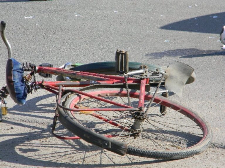 Biciclist rănit de un glonț într-o zonă publică — poliția suspicionează un poligon privat