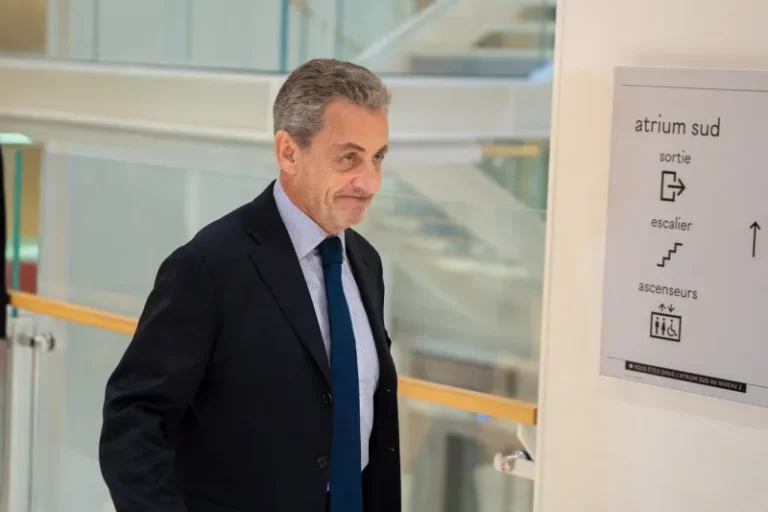 Nicolas Sarkozy găsit vinovat de conspirație în cazul finanțării libiene a campaniei din 2007 Un tribunal din Paris l-a condamnat joi pe fostul președinte francez Nicolas Sarkozy pentru asociere criminală (conspirație) în dosarul privind finanțarea ilegală a campaniei sale prezidențiale din 2007, acuzându-l că ar fi primit fonduri din regimul libian al lui Muammar Gaddafi. Judecătorii au constatat probe suficiente doar pentru acest capăt de acuzare, achitându-l totodată pe Sarkozy pentru celelalte acuzații – corupție pasivă, deturnare de fonduri publice și finanțare ilegală a campaniei electorale. Sentința urmează a fi pronunțată în zilele următoare. În proces s-a susținut că, între 2005 și 2007, Sarkozy, pe atunci ministru de interne, ar fi negociat cu regimul libian schimburi de natură diplomatică și politică în schimbul sprijinului financiar pentru campania electorală. Documente și depoziții de martori au fost elemente centrale în argumentația procurorilor. Decizia marchează una dintre cele mai importante condamnări din viața publică a lui Sarkozy, într-un dosar cu implicații politice majore. Verdictul ridică semne de întrebare privind rolul relațiilor internaționale în campaniile electorale și pune presiune pe elite politice implicate în finanțări externe.