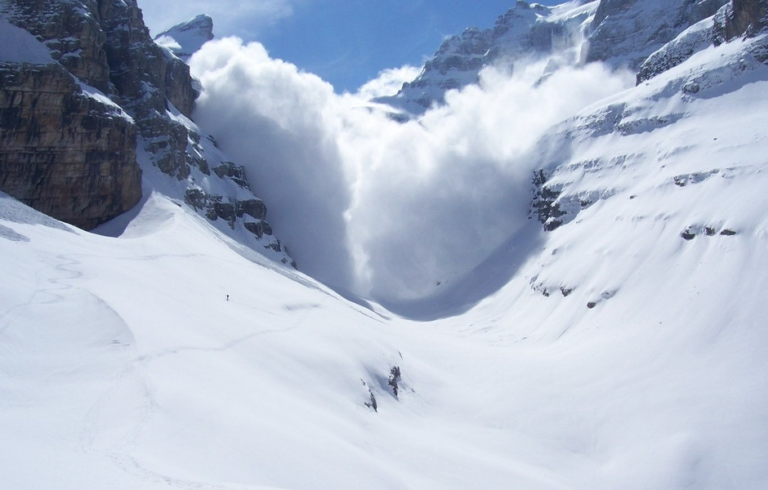 Un alpinist croat a murit, iar alți doi sunt dați dispăruți după o avalanșă în Slovenia
