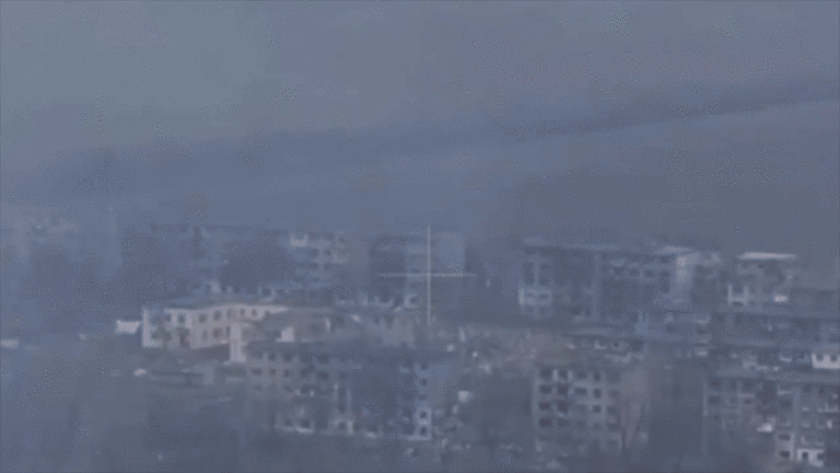 Orașul Mirnohrad, transformat în ruină de bombardamente: Ucraina, din nou sub asalt intens