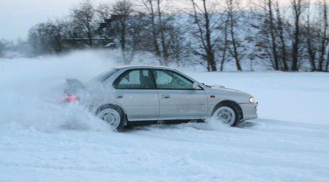 Acțiune de amploare a poliției rutiere în Capitală: zeci de permise reținute după derapaje controlate pe zăpadă