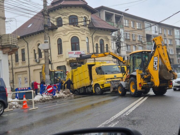 Incident în centrul Galațiului: O autospecială de salubritate s-a prăbușit într-o groapă apărută sub asfalt