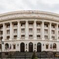 Palatul Băncii Naționale a României din centrul istoric al Bucureștiului, cu fațada curbă cu coloane