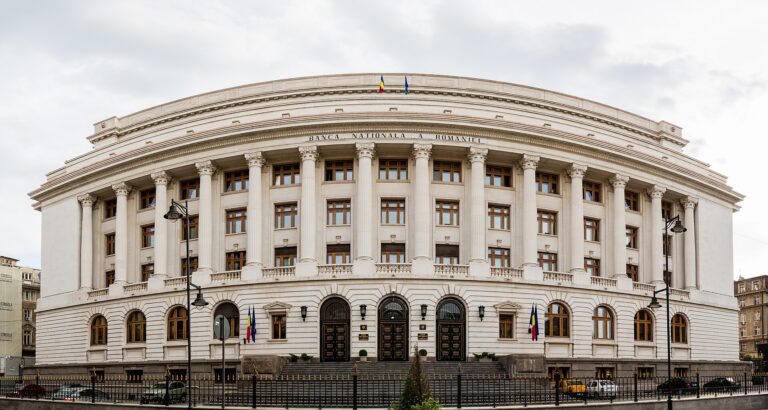 Ce înseamnă „junk” pentru buzunarul tău: rate, curs, prețuri