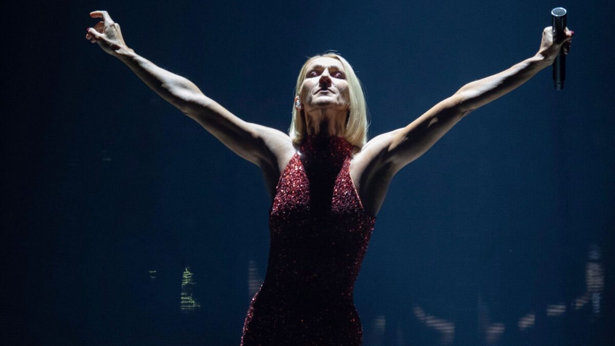 Céline Dion a revenit pe scenă la Paris după șase ani de absență