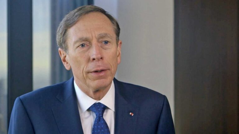 David Petraeus spune că Republica Moldova e mai vulnerabilă decât Lituania