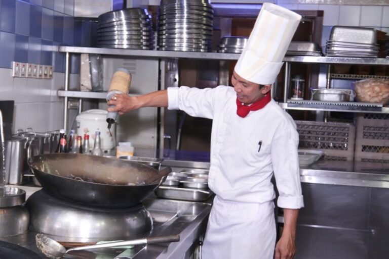 Dezbatere aprinsă în HoReCa: salariile muncitorilor străini versus cele ale angajaților români