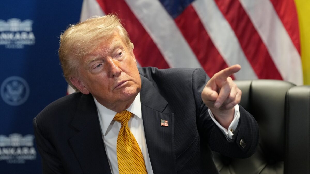 Donald Trump promite fiecărui american 5.000 de dolari dacă republicanii câștigă alegerile legislative