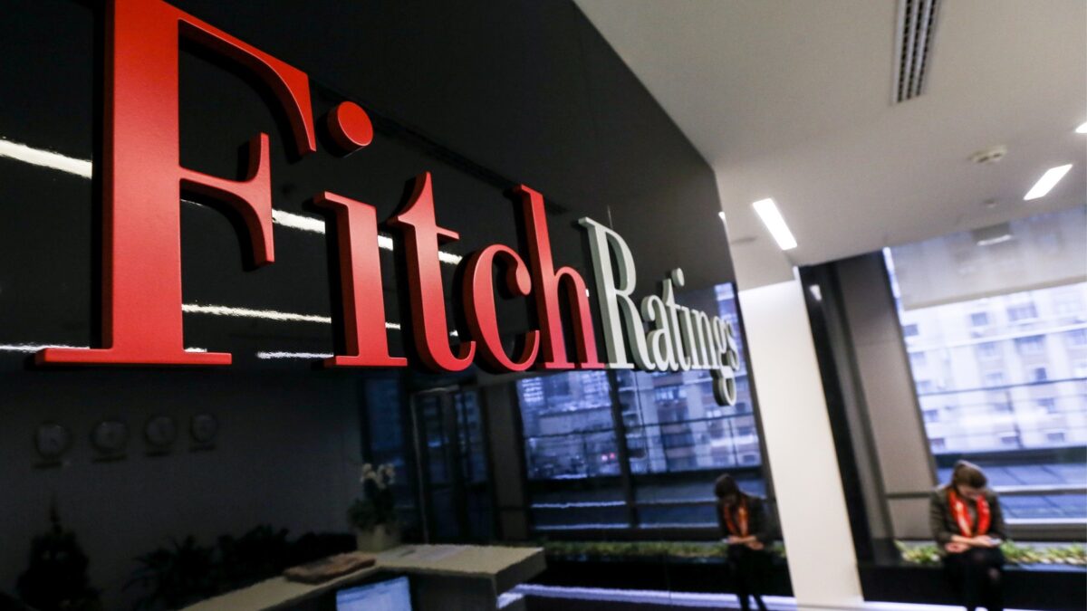 Fitch avertizează că România riscă retrogradarea la „junk”