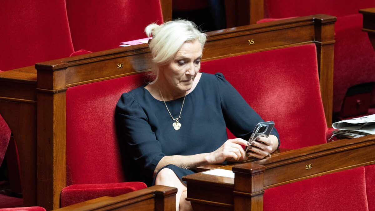 Marine Le Pen conduce în sondajele pentru prezidențialele din Franța
