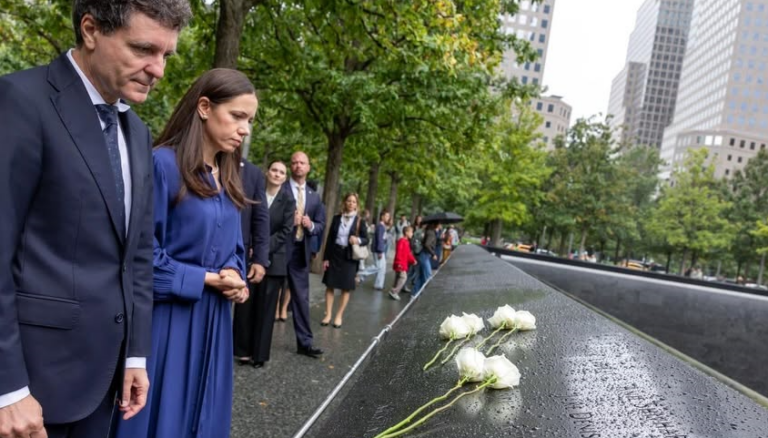 Nicușor Dan a depus flori la Memorialul 9/11 din New York