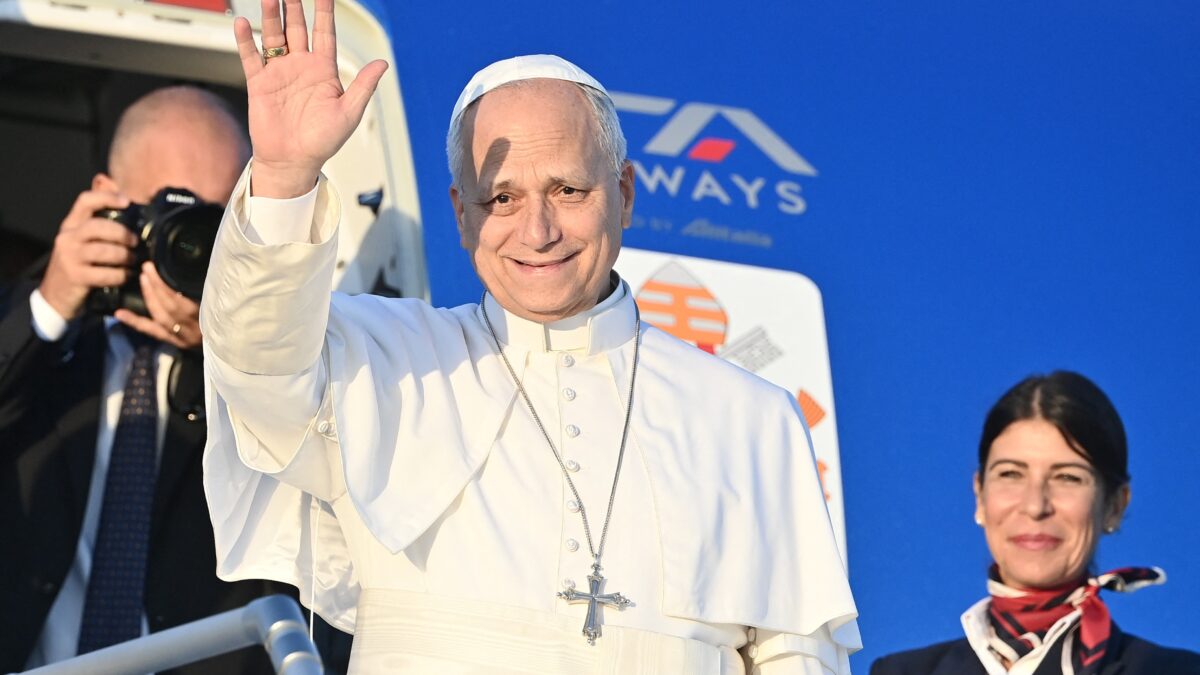 Papa Leon al XIV-lea a sosit la Paris în prima vizită oficială în Franța
