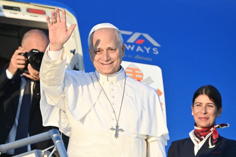 Papa Leon al XIV-lea a sosit la Paris în prima vizită oficială în Franța