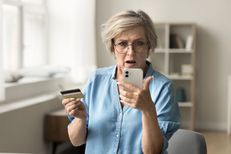 Peste 60% dintre seniorii bancarizați spun că au fost vizați online