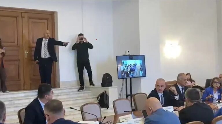 Scandal în Comisia de Apărare din Senat pe tema limitării mandatelor șefilor serviciilor secrete