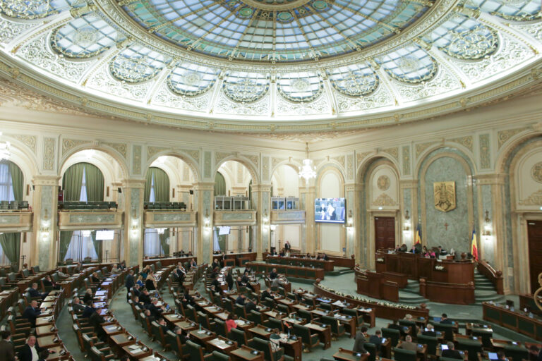 Senatul a eliminat examenul separat de admitere la liceu