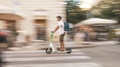 Trotinetele electrice de închiriat, interzise în parcurile din Capitală și la evenimentele stradale