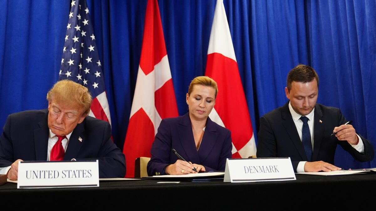 Trump a semnat cu Danemarca și Groenlanda extinderea militară în Arctica