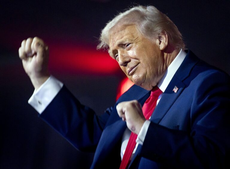 Trump interzice CNN, MS NOW și Politico la Casa Albă