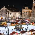 Târgul de Crăciun din Piața Mare din Sibiu, iluminat noaptea, cu brad și patinoar
