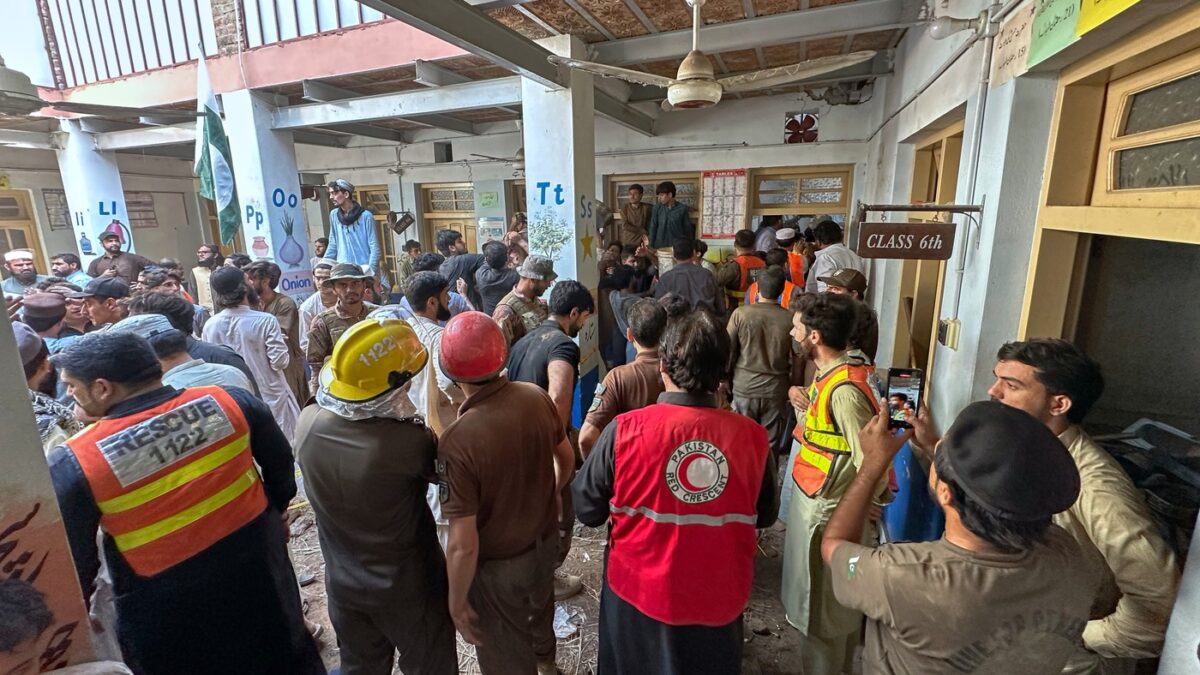 34 de elevi și o profesoară au murit după prăbușirea unei școli din Peshawar