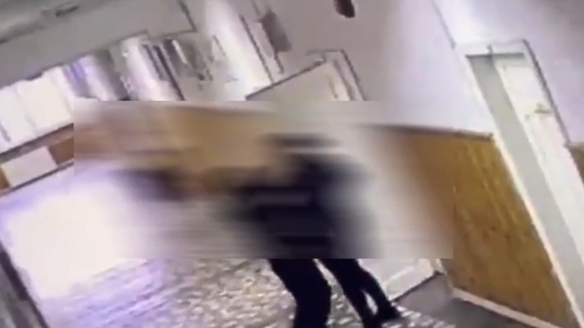 Elev de 13 ani, acuzat că a înjunghiat doi oameni într-o școală din Bistrița