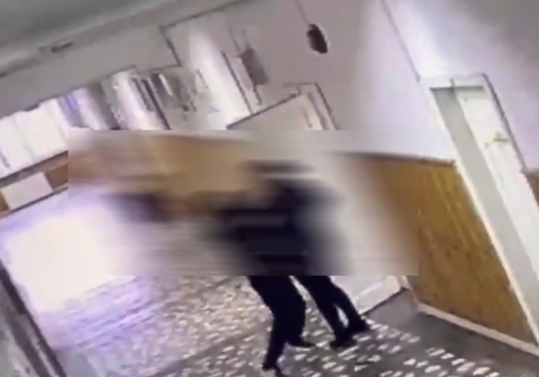 Elev de 13 ani, acuzat că a înjunghiat doi oameni într-o școală din Bistrița