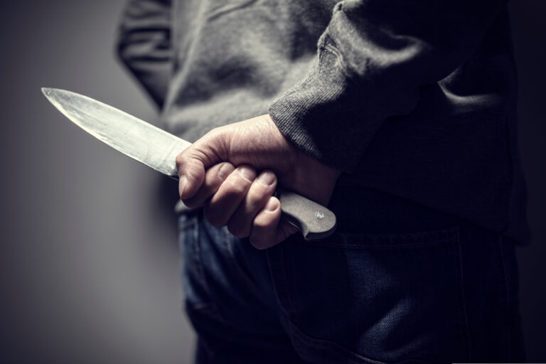 Elev de 13 ani, anchetat după o fotografie cu un cuțit la Timișoara
