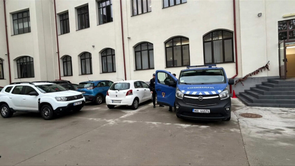 Elev de 15 ani a atacat doi colegi cu o macetă la Pitești