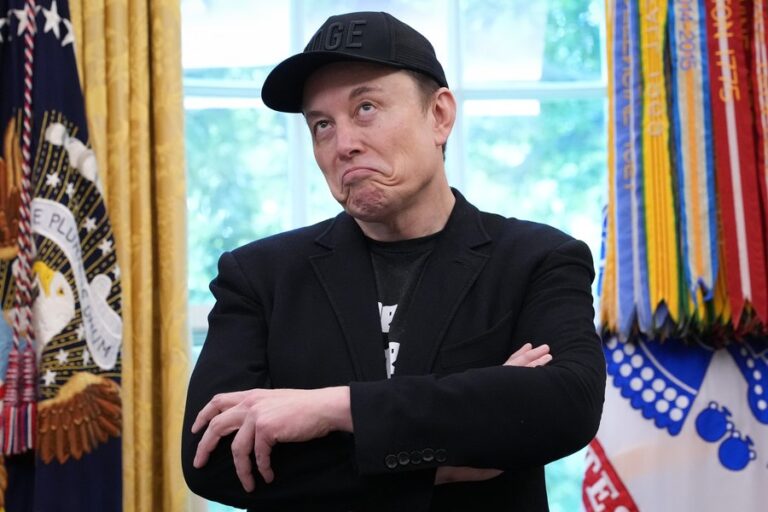 Elon Musk amenință democrații înaintea alegerilor din SUA