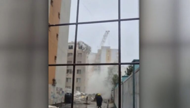 Etajele superioare ale blocului din Rahova au fost demolate