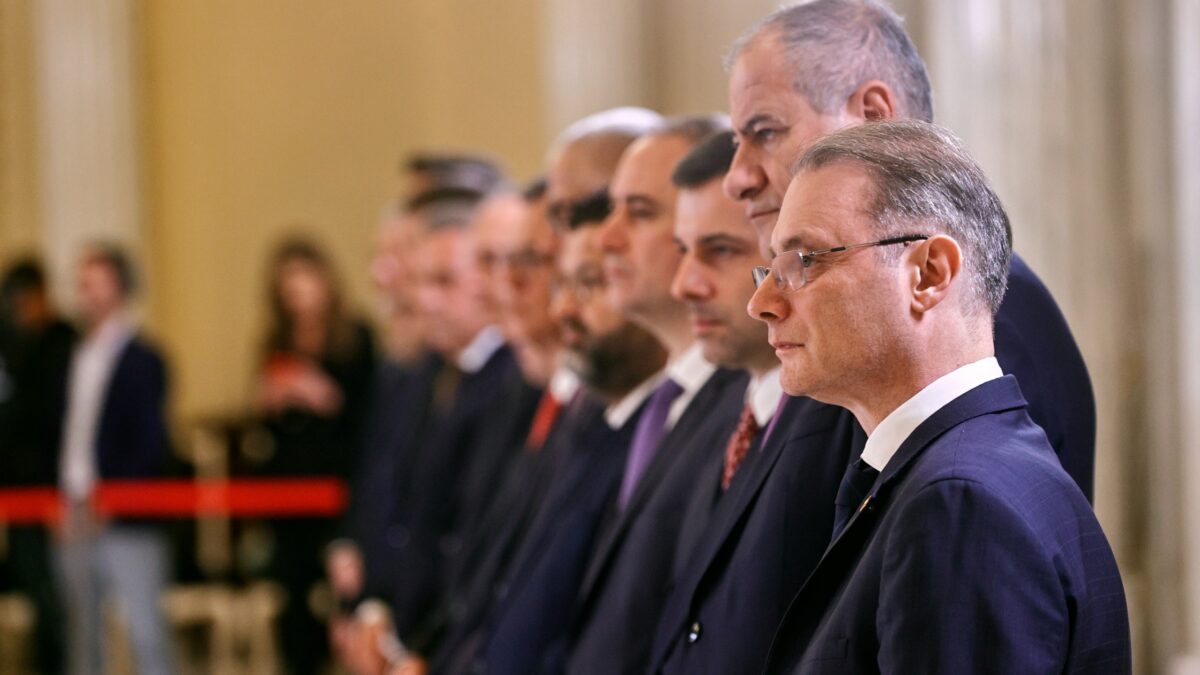 Parlamentul a învestit Guvernul condus de Luca Niculescu