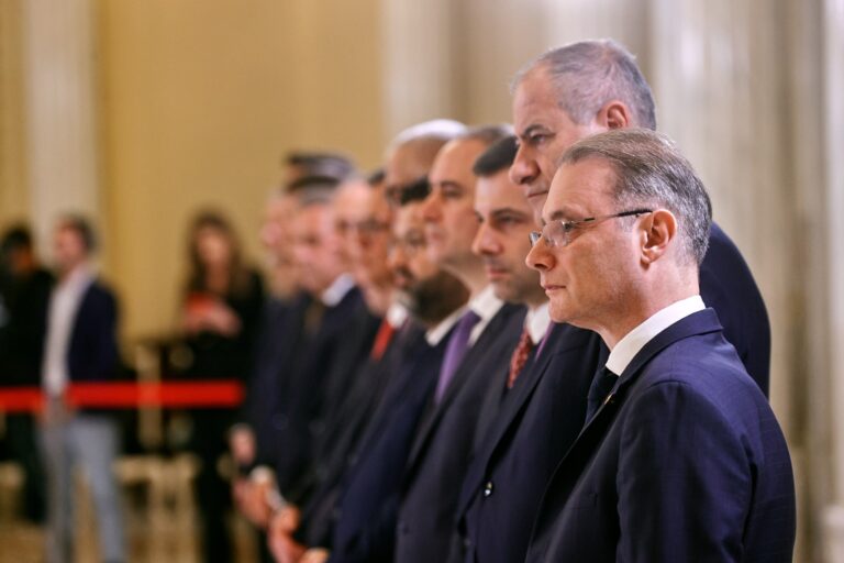 Parlamentul a învestit Guvernul condus de Luca Niculescu