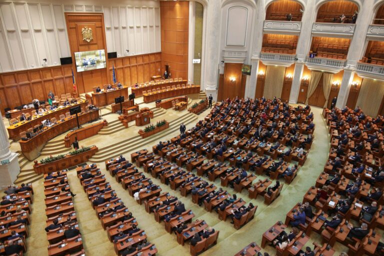 Parlamentul votează marți învestirea Guvernului Luca Niculescu