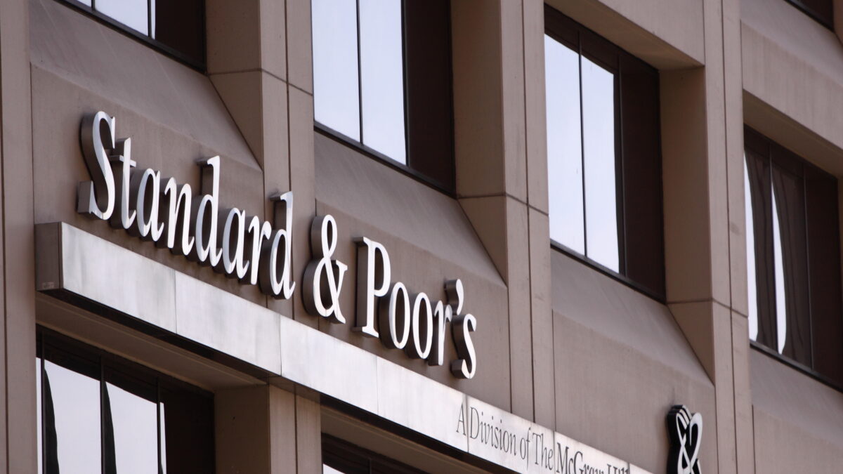 S&P păstrează ratingul României la BBB-, cu perspectivă negativă