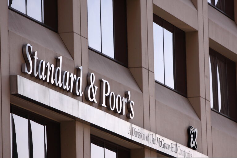 S&P păstrează ratingul României la BBB-, cu perspectivă negativă