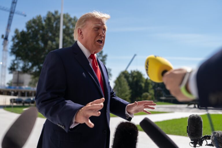 Trump îi numește „inamici” pe cei care spun „inteligență artificială”